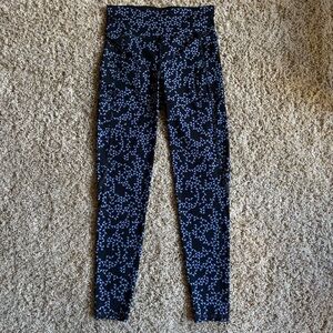 Sweaty Betty Zero Gravity 7/8 Blue Triangle Print leggings, Size Medium
